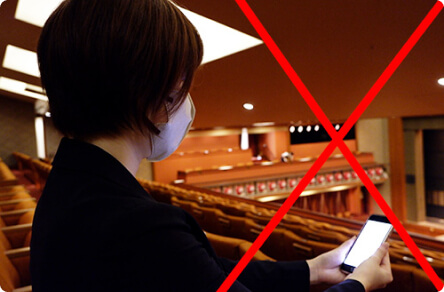 Please switch off your mobile phones and smartwatches during the performance.