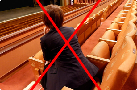 Please keep your back against the backrest during the performance.