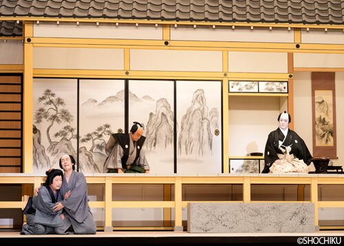 ▲ From left, Nakamura Senjaku, Nakamura Kankurō, Nakamura Hashinosuke<br> in 'SAKANAYA SŌGORŌ'.