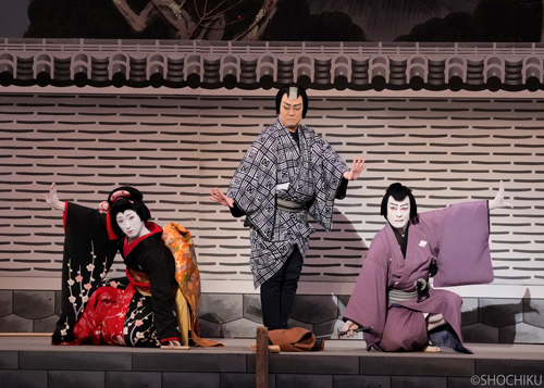 ▲From left, Nakamura Shichinosuke, Onoe Shōroku, Kataoka Ainosuke<br>in 'SANNIN KICHISA TOMOE NO SHIRANAMI'.