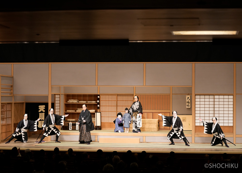 ▲From left, Nakamura Utanosuke, Nakamura Fukunosuke, Matsumoto Kōshirō,<br>Kataoka Takatarō, Nakamura Shikan, Nakamura Matsue, Bandō Kamezō<br>in 'KANADEHON CHŪSHINGURA'.