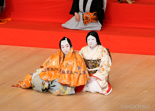 ▲From left, Onoe Shōroku, Nakamura Ganjirō in 'MIGAWARI ZAZEN'.