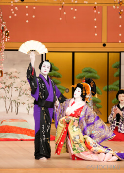 ▲From left, Kataoka Ainosuke, Bandō Tamasaburō in 'KURUWA BUNSHŌ'.