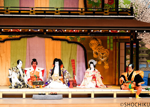 ▲From left, Nakamura Kankurō, Nakamura Tanenosuke, Nakamura Karoku,<br>Nakamura Yonekichi, Nakamura Kashō in 'GION SAIREI SHINKŌKI'.
