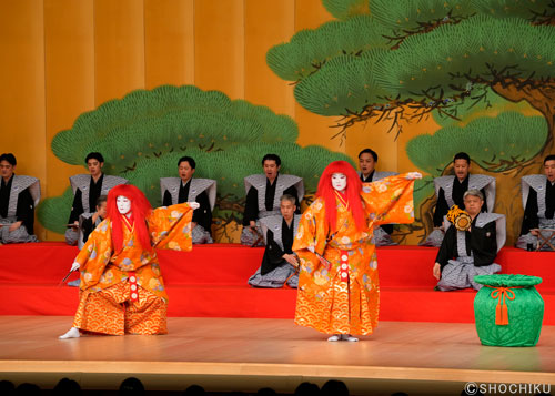 ▲From left, Nakamura Kankurō, Onoe Shōroku in 'SHŌJŌ'.