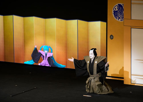 ▲From left, Hatsune Miku, Nakamura Shidō<br> in 'Cho Kabuki Powered by NTT HANA KURABE SENBON ZAKURA'.
