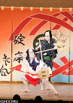 ▲From left, Kataoka Ainosuke, Onoe Kikunosuke <br>in 'NATSU MATSURI NANIWA KAGAMI'.