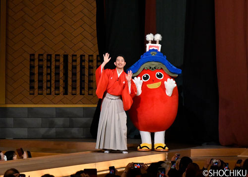 ▲Nakamura Kazutarō in 'HABAKARI NAGARA TEBIKI KŌJŌ'.