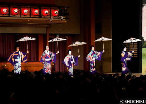 ▲From left, Ichikawa Shinnosuke, Onoe Maholo,<br>Nakamura Baishi, Bandō Kamesaburō, Onoe Kikunosuke<br>in 'BENTEN MUSUME MEO NO SHIRANAMI'.