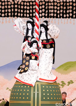 ▲From left, Bandō Tamasaburō, Onoe Kikunosuke,<br>Onoe Kikugorō VIII in 'KYŌKANOKO MUSUME DŌJŌJI'.