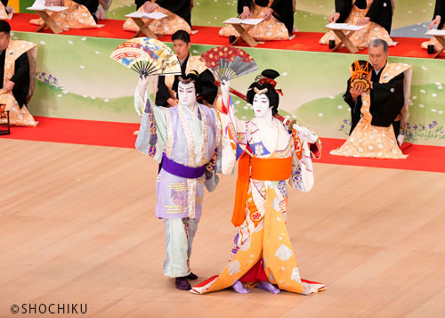 ▲From left, Nakamura Hayato, Onoe Ukon<br> in 'GENROKU HANAMI ODORI'.