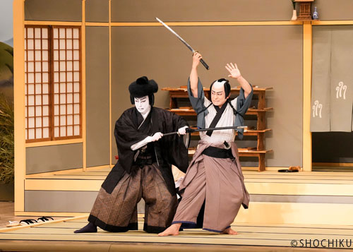 ▲From left, Onoe Kikugorō VIII, Kataoka Ainosuke<br> in 'SUGAWARA DENJU TENARAI KAGAMI'.