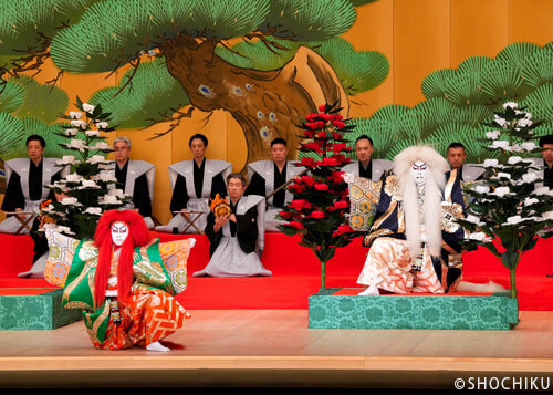 ▲From left, Onoe Kikunosuke, Onoe Kikugorō VIII in 'RENJISHI'.