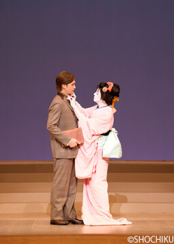 ▲From left, Kohatsu Allen, Bandō Tamasaburō <br>in 'NAGASAKI JŪNIKEI'.