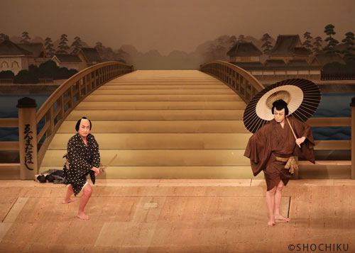 ▲From left, Nakamura Kinnosuke, Onoe Kikugorō VIII<br>in 'TSUYU KOSODE MUKASHI HACHIJŌ'.