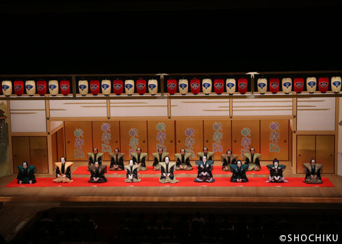▲From left, Nakamura Ganjirō, Bandō Yajūrō, Nakamura Kinnosuke,<br>Onoe Kikunosuke, Onoe Kikugorō VIII, Kataoka Nizaemon,<br>Nakamura Senjaku, Kataoka Takatarō, Nakamura Karoku in 'Shūmei Hirō KŌJŌ'.