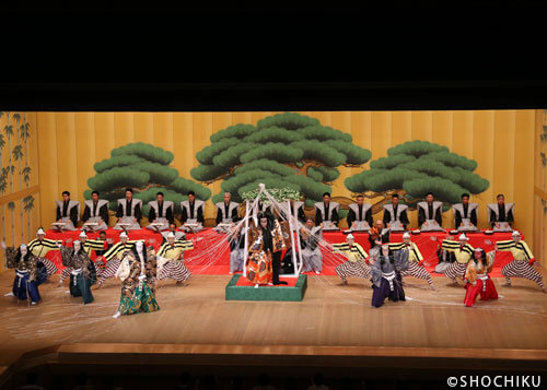 ▲From left, One Kikuichirō, Nakamura Hayato, Bandō Yajūrō,<br>Onoe Kikugorō VIII, Kataoka Kamezō, Nakamura Mantarō in 'TSUCHIGUMO'.