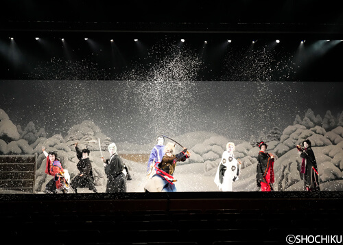 ▲From left, Nakamura Kashō, Nakamura Takanosuke,  Kamimura Kichitarō,<br>Onoe Matsuya, Nakamura Shidō, Nakamura Kangyoku<br>Kawai Yukinojō, Onoe Sakon in 'TOUKEN RANBU'.