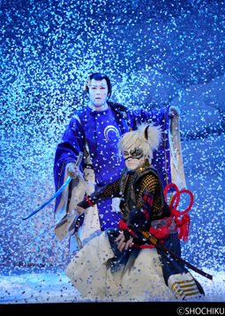 ▲Front row from left, Onoe Matsuya, Nakamura Shidō in 'TOUKEN RANBU'.