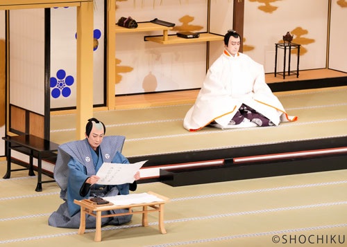 ▲From left, Matsumoto Kōshirō, Kataoka Nizaemon <br> in 'SUGAWARA DENJU TENARAI KAGAMI'. 