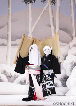 ▲From left, Nakamura Jakuemon, Nakamura Senjaku<br> in 'MICHIYUKI YUKI NO FURUSATO'.