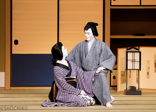 ▲From left, Bandō Tamasaburō, Ichikawa Somegorō<br>in 'YOWA NASAKE UKINA NO YOKOGUSHI'.