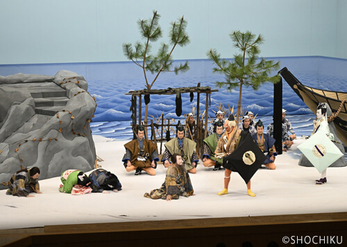 ▲From left, Arashi Kitsusaburō, Nakamura Kangyoku,<br>Nakamura Hayato, Kataoka Nizaemon, Bandō Hikosaburō,<br>Nakamura Kankurō in 'HEIKE NYOGO NO SHIMA'. 