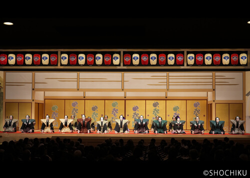 ▲From left, Nakamura Karoku, Kataoka Ainosuke,<br>Nakamura Shichinosuke, Nakamura Kankurō, Matsumoto Kōshirō,<br>Onoe Kikunosuke, Onoe Kikugorō VIII, Kataoka Nizaemon,<br>Nakamura Ganjirō, Kataoka Takatarō, Kataoka Shinnosuke,<br>Nakamura Senjaku, Nakamura Baigyoku in 'Shūmei Hirō KŌJŌ'.