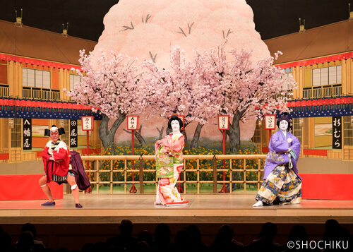 ▲From left, Bandō Minosuke, Nakamura Kazutarō, Nakamura Hayato<br>in 'MITSU NINGYŌ'.