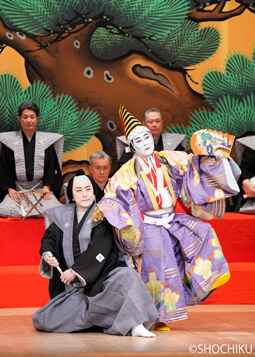 ▲From left, Ichikawa Kudanji, Ichikawa Udanji in 'AYATSURI SANBASŌ'.