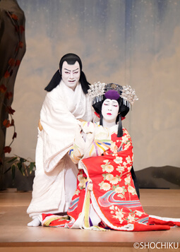 ▲From left, Nakamura Takanosuke, Ōtani Hiromatsu in 'NARUKAMI'.