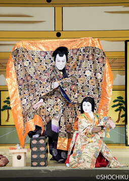 ▲From left, Ichikawa Danjūrō, Ichikawa Botan in 'JIRAIYA GŌKETSU MONOGATARI'.