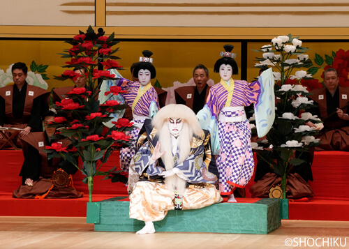 ▲From left, Ichikawa Shinnosuke, Ichikawa Danjūrō, Ichikawa Botan<br> in 'SHUNKYŌ KAGAMI JISHI'.