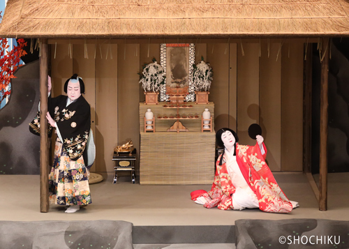 ▲From left, Nakamura Ganjirō, Kataoka Takatarō in 'ONNA NARUKAMI'.