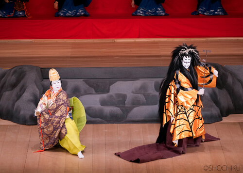 ▲From left, Ichikawa Monnosuke, Onoe Ukon<br>in 'KUMO NO ITO AZUSA NO YUMIHARI'.