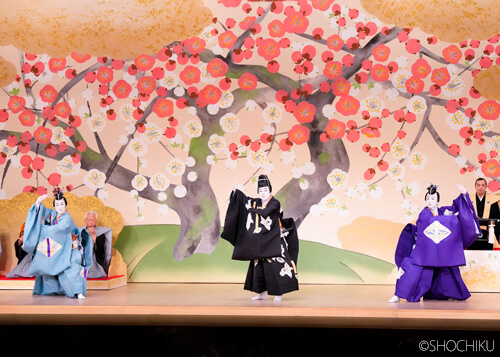 ▲From left, Nakamura Kankurō, Nakamura Baigyoku,<br>Matsumoto Kōshirō in 'Manzai' from 'ATARU UMADOSHI KABUKI NO NIGIWAI'.
