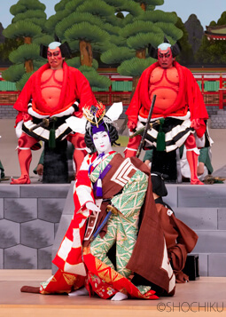 ▲In the front row, Nakamura Shichinosuke, in the back row from left, <br>Nakamura Kashō, Bandō Kamezō in 'ONNA SHIBARAKU'.