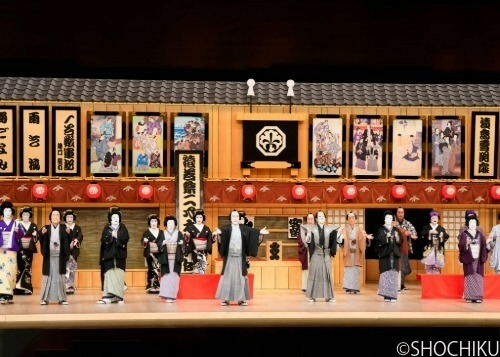 ▲From left, Bandō Shingo, Nakamura Shikan,<br> Nakamura Fukusuke, Kataoka Takatarō,<br> Kataoka Nizaemon, Nakamura Kankurō,<br> Nakamura Shichinosuke, Nakamura Senjaku<br> in 'IYA SAKAE SHIBAI NO NIGIWAI'.