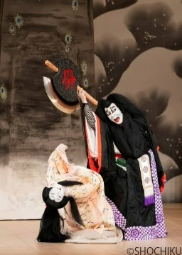 ▲From left, Nakamura Shichinosuke, Nakamura Kankurō<br> in 'TSUMORU KOI YUKI NO SEKI NO TO'.