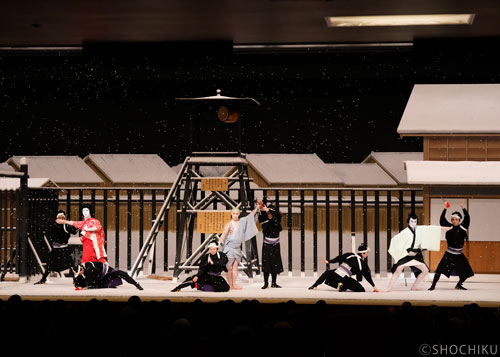 ▲From left, Nakamura Tokizō, Bandō Minosuke,<br>Nakamura Hayato in 'SANNIN KICHISA TOMOE NO SHIRANAMI'.  (Program B)