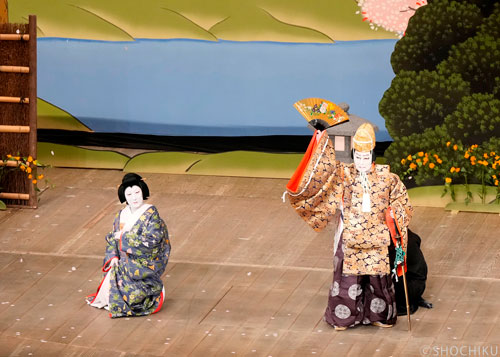 ▲From left, Nakamura Manju, Onoe Kikugorō VII<br> in 'KAGAMIYAMA GONICHI NO IWAFUJI'.  (Program B)