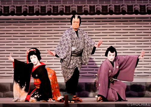 ▲From left, Nakamura Tokizō, Onoe Shōroku,<br> Nakamura Hayato in 'SANNIN KICHISA TOMOE NO SHIRANAMI'.  (Program A)