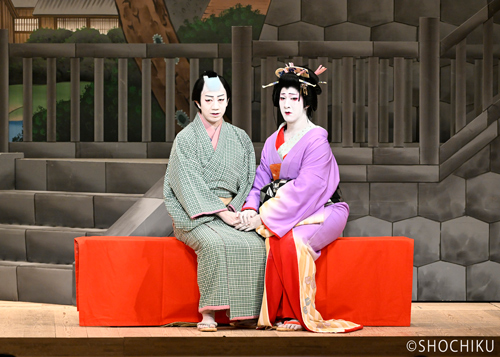 ▲From left, Nakamura Kazutarō, Onoe Ukon<br>in 'SONEZAKI SHINJŪ MONOGATARI'. (Pine Program)