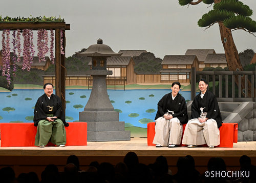 ▲From left, Nakamura Ganjirō, Onoe Ukon,<br> Nakamura Kazutarō in special talk session.