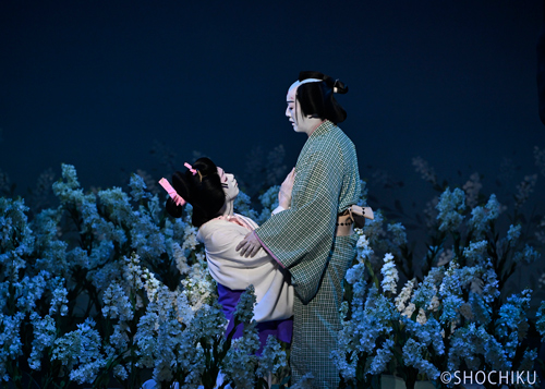 ▲From left, Nakamura Kazutarō, Onoe Ukon<br>in 'SONEZAKI SHINJŪ MONOGATARI'. (Cherry Program)