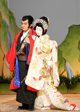 From left, Kataoka Ainosuke, Nakamura Yonekichi in 'LUPIN III Hekisui no Reijō'.