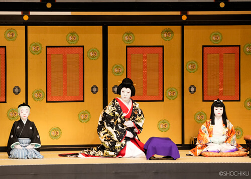 ▲ From left, Nakamura Hidenosuke, Onoe Kikugorō VIII,<br> Onoe Kotoya in 'URAOMOTE SENDAI HAGI'.