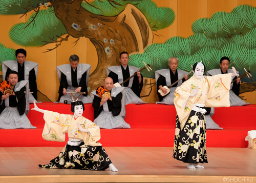 ▲ From left, Onoe Maholo, Onoe Ukon<br> in 'RENJISHI'.