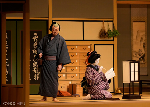 ▲ From left, Onoe Kikugorō VIII, Nakamura Shichinosuke<br>in 'URAOMOTE SENDAI HAGI'.