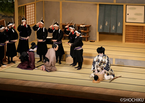 ▲ From left, Nakamura Kazutarō, Matsumoto Kōshirō, Kataoka Nizaemon <br> in 'SUGAWARA DENJU TENARAI KAGAMI'. (Program A)